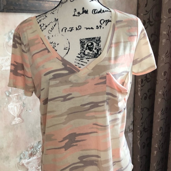 NWT CAMO POCKET TEES IN BLUSH BY SOCIALITE - Picture 4 of 6